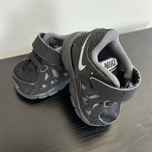 Nike Kids Fusion Run 2 Child Size 2C Black and Grey - Picture 1 of 6